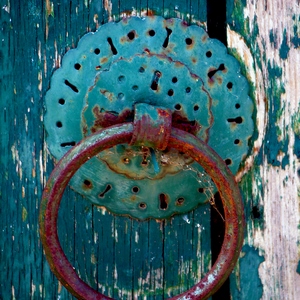 Heurtoir en métal rouillé sur support travaillé bleu - France  - collection de photos clin d'oeil, catégorie portes
